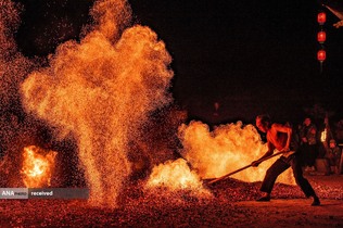 نمایش سنت&zwnj;های باستانی  با آتش برای دفع بدشانسی و خوش شانسی در شهرستان پان آن در استان ژجیانگ شرقی چین