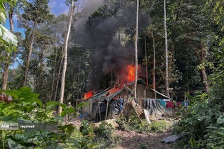 عملیاتی توسط مؤسسه محیط&zwnj;زیست و منابع طبیعی تجدیدپذیر برزیل برای مبارزه با جنگل&zwnj;زدایی آمازون، خانه&zwnj;ای متعلق به افرادی که مشغول استخراج غیرقانونی معدن بودند، به آتش کشیده شد.