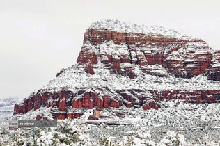 نمایی از کلیسای صلیب مقدس پس از طوفان زمستانی در سدونا، آریزونا، در کنار صخره&zwnj;های قرمز پوشیده از برف دیده می&zwnj;شود.