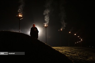 مراسم بزرگداشت شب آتش در قبرستانی در کوزوو