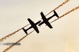 نمایش هوایی دو هواپیما از تیم آکروباتیک نیروی هوایی استرالیا