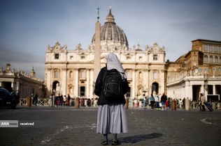 راهبه دوستدار پاپ فرانسیس پس از خبر بستری شدن پاپ در میدان سنت پیتر، واتیکان