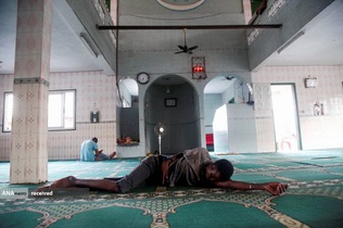 روزه&zwnj;داران ماه رمضان در مسجدی در ابیجان، ساحل عاج