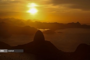 نمایی از کوه شوگرلوف در طلوع خورشید در ریودوژانیرو، برزیل