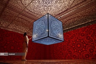 نمایشگاه &laquo;همه گل&zwnj;ها برای من هستند&raquo; در باغ کیو شهر لندن که در آن نقوشی از فرهنگ اسلامی قرار داده شده است.