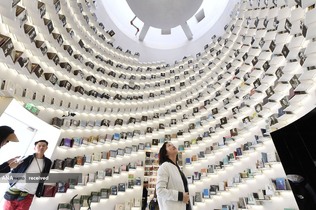 بازدیدکنندگان کتابفروشی یکسان فنگ در شهر نانجینگ، چین