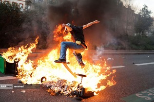 اسکیت سواری در تظاهرات مخالفان دولت در فرانسه