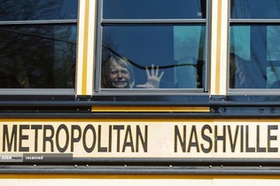 مادر سوگوار کودک کشته شده در اثر تیراندازی در مدرسه کووننت شهر نشویل، تنسی آمریکا