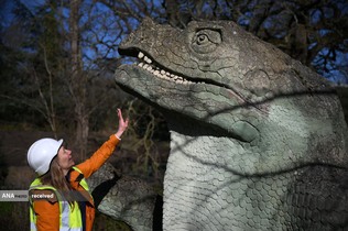 بررسی یکی از مجسمه&zwnj;های دایناسورهای در معرض خطر پارک کریستال پالاس، لندن