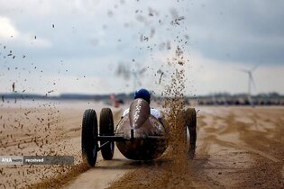 مسابقه اتومبیل&zwnj;رانی و موتورسیکلت کلاسیک در ساحل بریدلینگتون، انگلیس