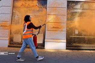 پاشیدن رنگ روی دیوار فروشگاه پرادا در برلین در اعتراض به  سرعت بالا در بزرگراه&zwnj;ها توسط عضو گروه حامی محیط زیست در آلمان