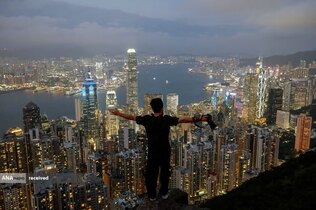 گرفتن عکس یادگاری در کنار بندر ویکتوریا در هنگ کنگ، چین

