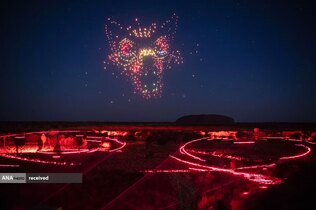 نورپردازی با استفاده از لیزر و پهپاد برای نشان دادن تصویری از روسوم بومیان دوران باستان در استرالیا