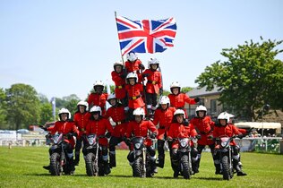 نمایش تیم موتورسیکلت سواران در نمایشگاه رویال، انگلیس