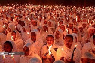 مراسم نیایش ارتدکس های  اتیوپیایی در جشن شب کریسمس در کلیسایی در آدیس آبابا، اتیوپی