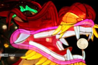 نمایی از ماه کامل در پشت فانوس اژدها در جشن سال نو چینی در جنجاروم، مالزی