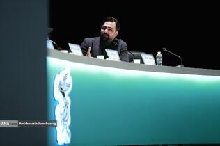 بابک انصاری بازیگر در نشست خبری فیلم سینمایی ترک عمیق