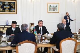 نشست سیدعباس عراقچی وزیر امورخارجه و رشید مردوف وزیر امور خارجه ترکمنستان 