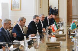 نشست سیدعباس عراقچی وزیر امورخارجه و رشید مردوف وزیر امور خارجه ترکمنستان 