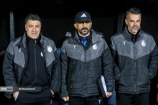 محمد نوازی سرمربی موقت به همراه اعضای فنی تیم فوتبال استقلال