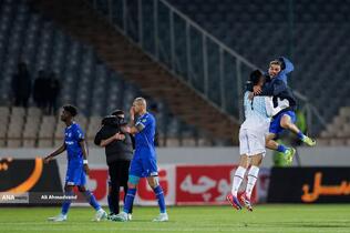 خوشحالی بازیکنان تیم فوتبال استقلال بعد پیروزی برابر تیم نساجی