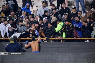 خوشحالی رامین رضائیان بازیکن تیم فوتبال استقلال با هوادارن این تیم بعد پیروزی برابر نساجی