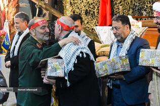 تجلیل از خانواده شهدا در مراسم بیستمین یادواره ۸۴ شهید محله نبرد تهران 