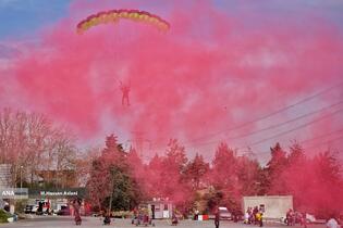  پرش چتربازان از برج میلاد به مناسبت ۱۲ فروردین 