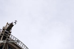  پرش چتربازان از برج میلاد به مناسبت ۱۲ فروردین 