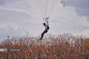  پرش چتربازان از برج میلاد به مناسبت ۱۲ فروردین 