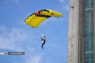  پرش چتربازان از برج میلاد به مناسبت ۱۲ فروردین 