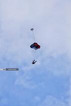  پرش چتربازان از برج میلاد به مناسبت ۱۲ فروردین 