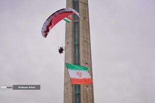  پرش چتربازان از برج میلاد به مناسبت ۱۲ فروردین 