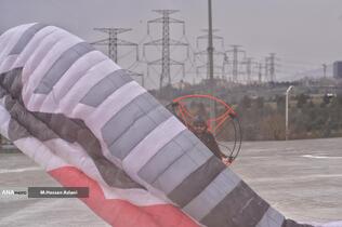  پرش چتربازان از برج میلاد به مناسبت ۱۲ فروردین 