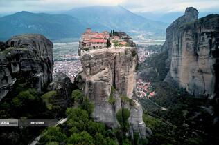 صومعه تثلیث مقدس بر روی صخره ای در بالای شهر متئورا، یونان