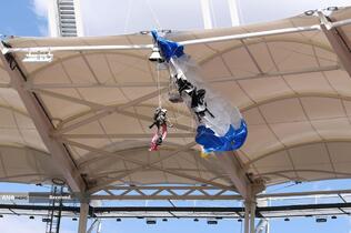 چترباز گیر افتاده در  استادیوم دو تولوز فرانسه