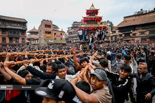 کشیدن یک ارابه چوبی حامل بت خدای هندو در جشنواره بیسکت جاترا به مناسبت سال نو نپالی، شهر باکتاپور در حومه کاتماندو