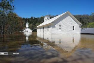 زیر آب رفتن دو کلیسا در اثر بالا امدن آب رودخانه کنتاکی در لاکپورت، کنتاکی آمریکا