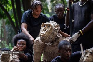 عروسک&zwnj;بازان در کنار یک عروسک گوریل در اندازه واقعی در رویداد هنری و اقلیمی گله&zwnj;ها در کینشاسا، جمهوری دموکراتیک کنگو