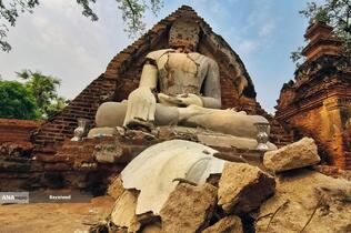 مجسمه آسیب دیده بودا در حومه ماندالی، در اثر زلزله ویرانگر 28 مارس در میانمار