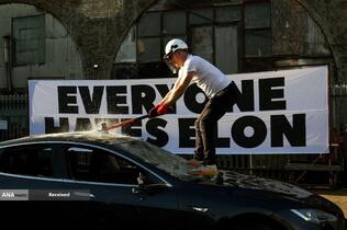 در یک شیرین کاری که توسط گروه &laquo;همه از ایلان متنفرند&raquo; سازماندهی شده بود، شخصی یک خودروی تسلا را در لندن خرد می&zwnj;کند.