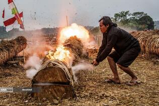 در جشنواره کولووونگ در سوکاسیرنای اندونزی، فردی تنه درختی را مشتعل می&zwnj;کند.