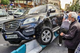 برخورد عجیب خودرو با جدول