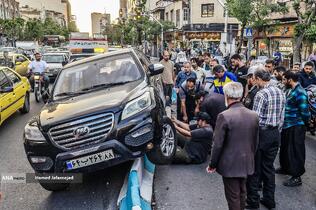 برخورد عجیب خودرو با جدول