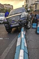 برخورد عجیب خودرو با جدول