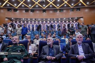 سید عباس صالحی وزیر فرهنگ و ارشاد اسلامی، حسین شریعتمداری سرپرست موسسه کیهان و سردار غلامرضا سلیمانی رئیس سازمان بسیج مستضعفین