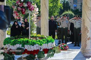ادای احترام خانواده شهدا و فرمانده نیروی زمینی ارتش به شهدای دانشگاه افسری امام علی(ع)