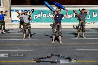 انجام حرکات رزمی و نمایشی در حاشیه مراسم آیین اعطای نشان فداکاری ارتش به پنج تن از خانواده‌های شهدا