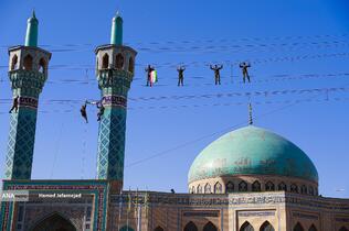 انجام حرکات رزمی و نمایشی در حاشیه مراسم آیین اعطای نشان فداکاری ارتش به پنج تن از خانواده‌های شهدا