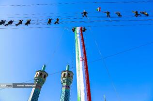 انجام حرکات رزمی و نمایشی در حاشیه مراسم آیین اعطای نشان فداکاری ارتش به پنج تن از خانواده‌های شهدا